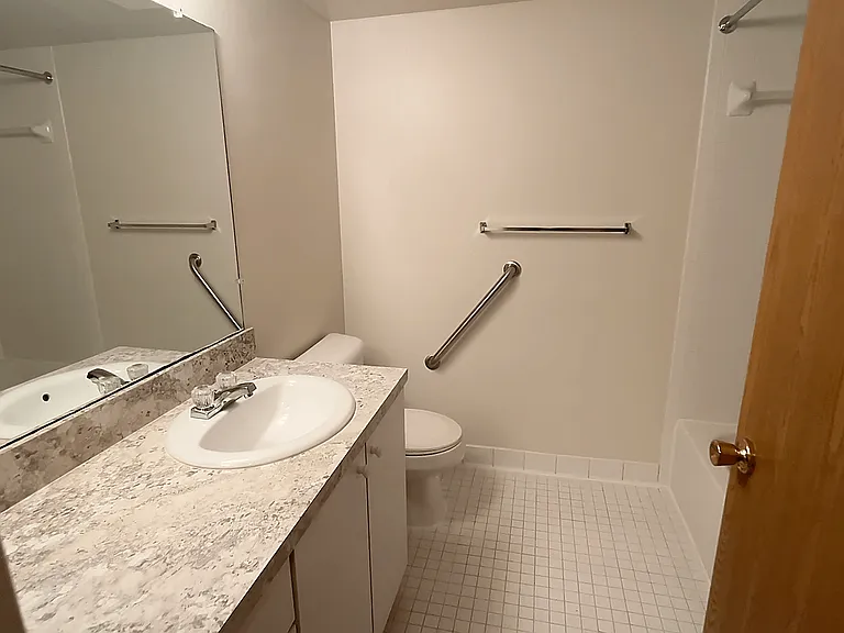 Lakeside Village Apartments — Photo 83