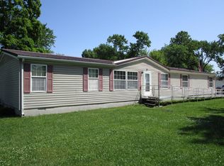 121 Meyer St, Flora, IL 62839