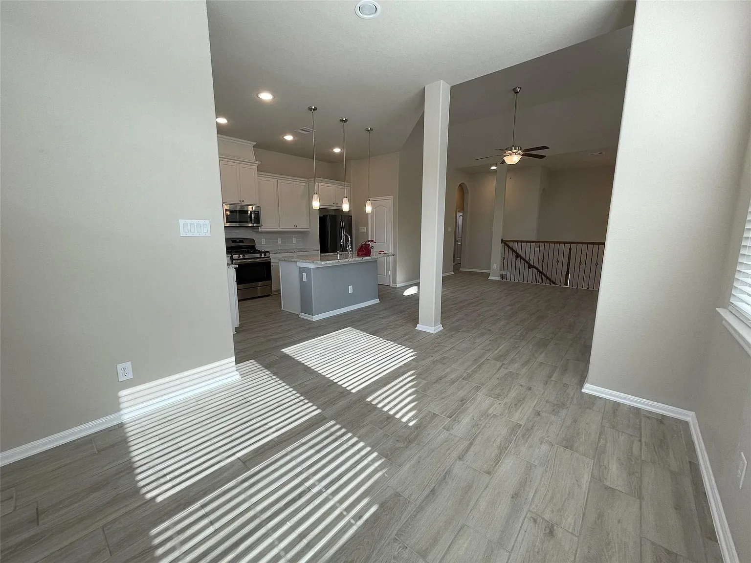 3 bed, 2.5 bath, 1927 sqft, $2,150 — Photo 3