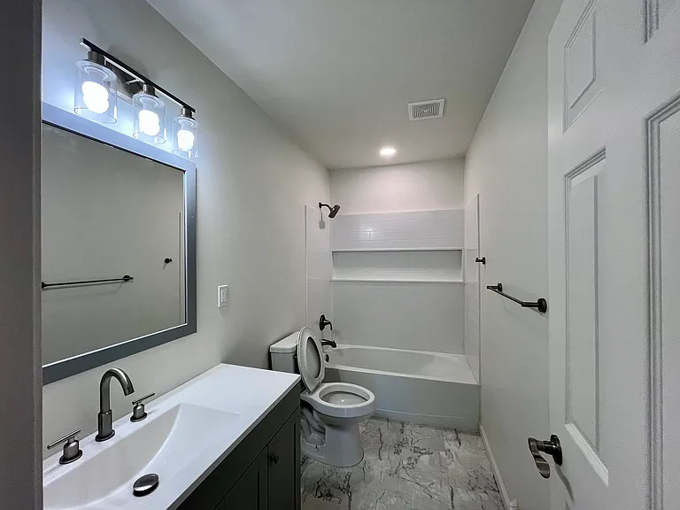 2430 College St — Photo 11