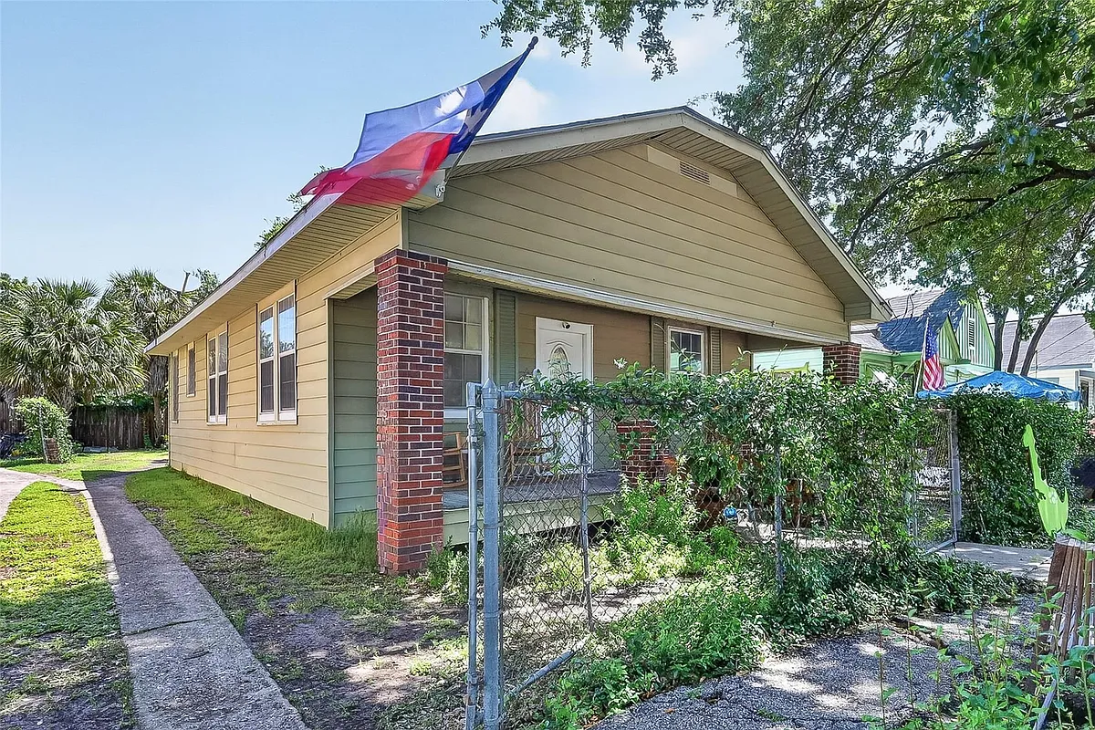 Building Photo - 7039 Avenue E