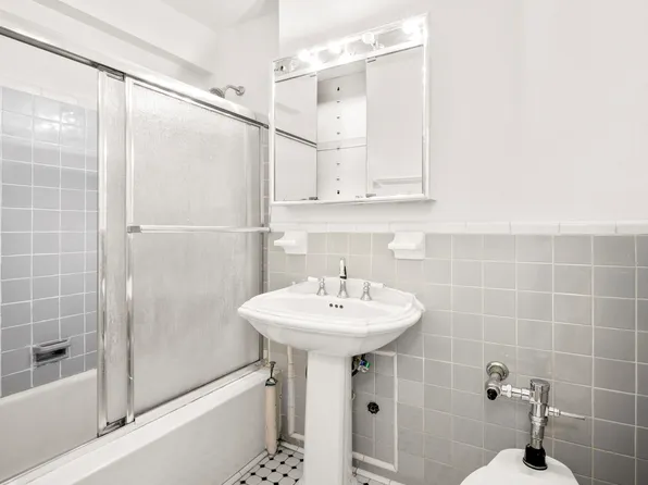 303 Beverly Road image 7 of 9