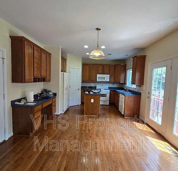 1929 Belle Ave — Photo 2