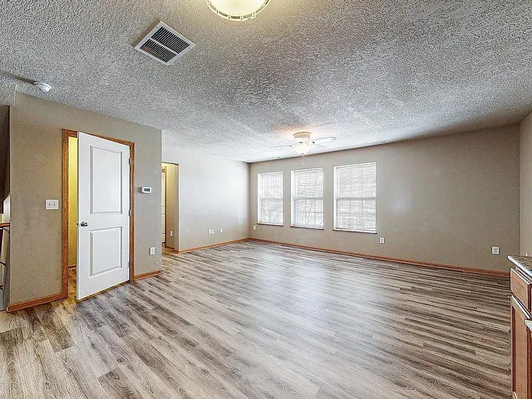 385 NE Sandalwood — Photo 6