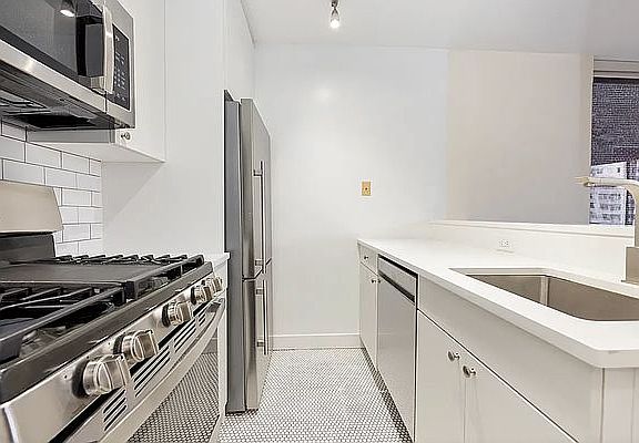 3rd image of 245 E 44th St APT 31F