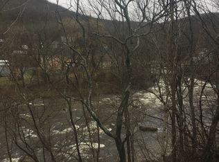 78 Canal Dr, Readsboro, VT 05350