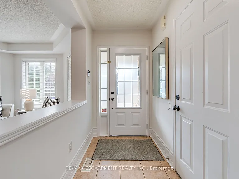 5811 Page Cres — Photo 3