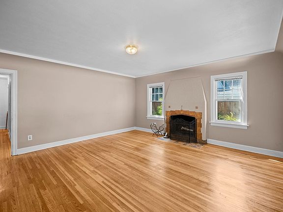 4th image of 147 S Elm St