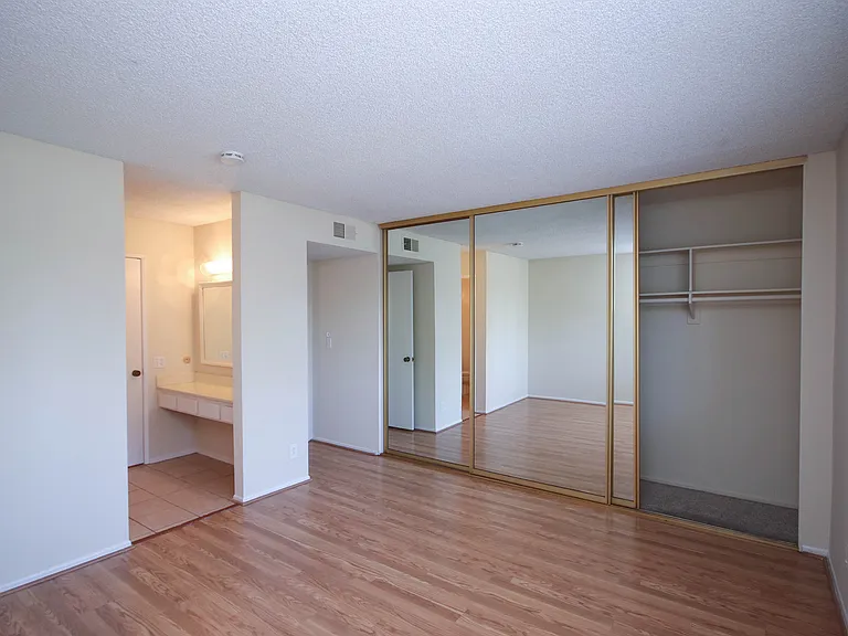 542 N Orange Grove Blvd — Photo 19