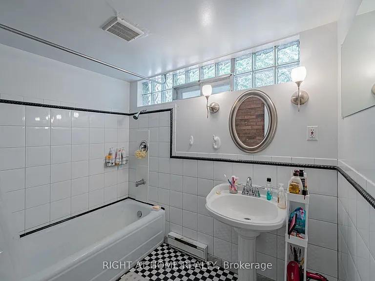 220 Lyon St N #B — Photo 10