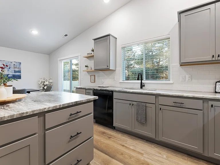 3917 N Amberwood Ave — Photo 9