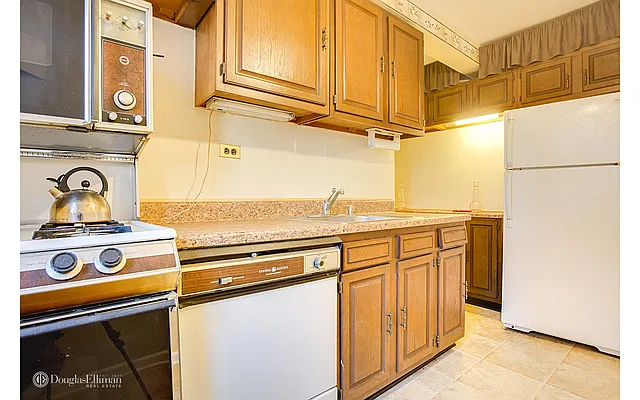 Sold by Douglas Elliman | media 22