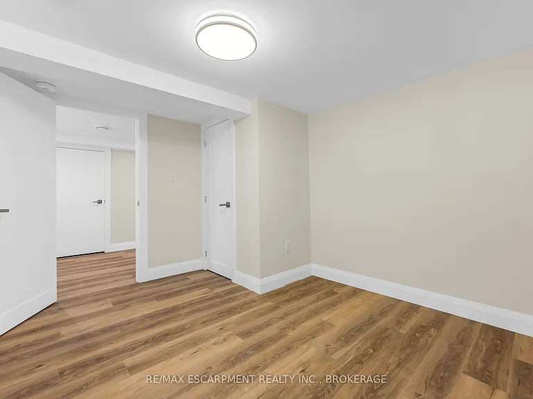 18 Princess St #LOWER — Photo 8