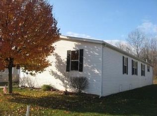 1709 Montgomery Dr, Hartland, MI 48353