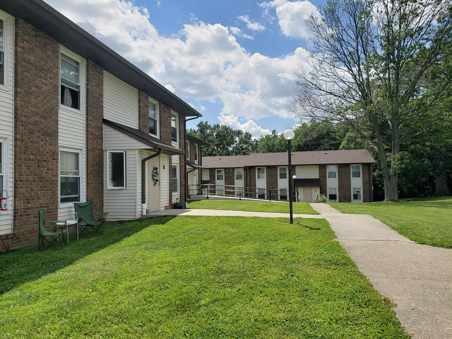 Edwards Manor Apts — Photo 1