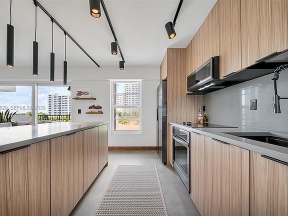 3rd image of 1455 West Ave APT 503