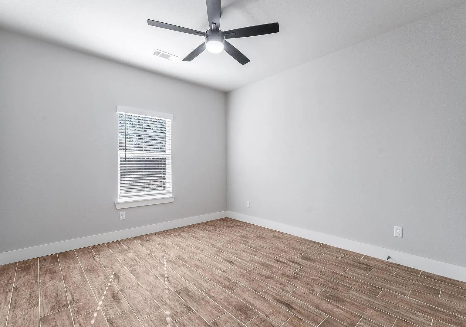 Welcome to this stunning 3-bedroom, 2-bathroom home that boasts a range of high-quality features ... — Photo 4