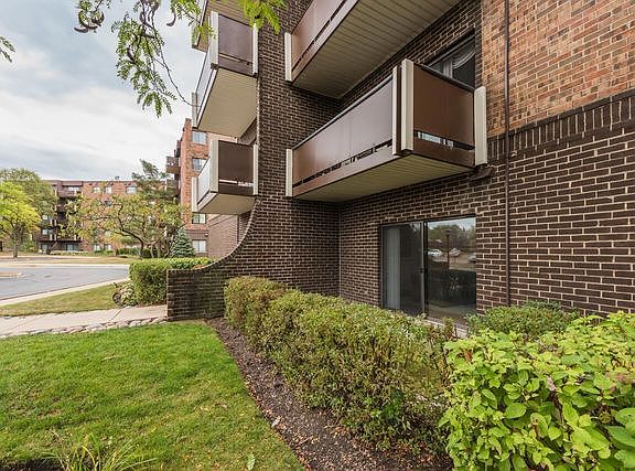 3rd image of 840 Wellington Ave Unit 104