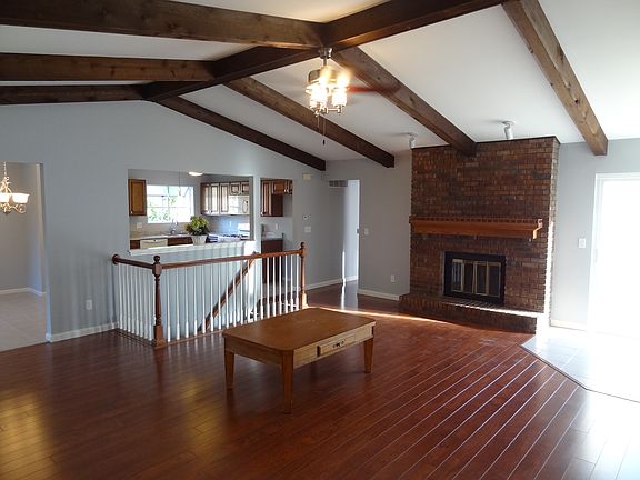  Great room w Gas Fireplace