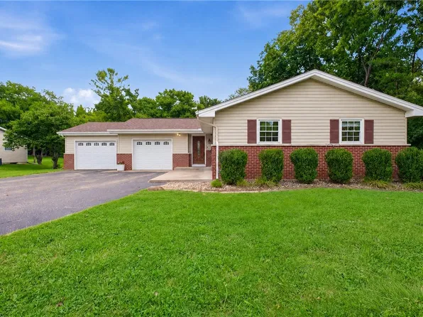 2825 4th St, Charleston, IL 61920