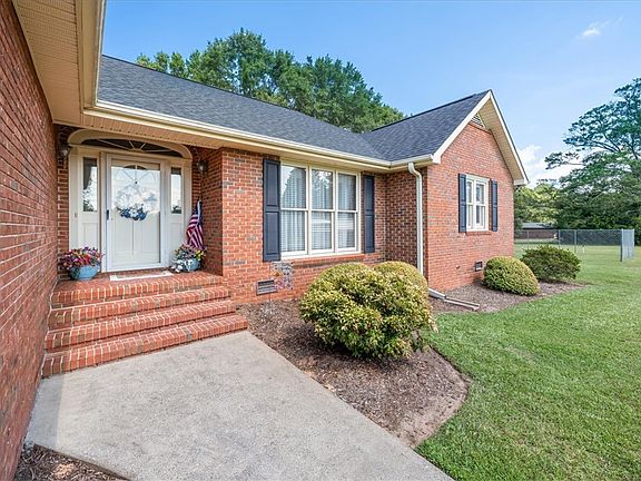 4th image of 1 Oakridge Ct
