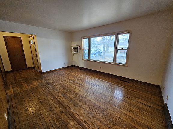 3rd image of 4804 Willow Ln