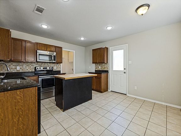 5th image of 76 Daisy Dr