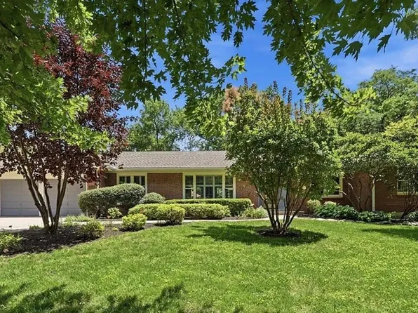 9821 Pembroke Ln, Leawood, KS 66206