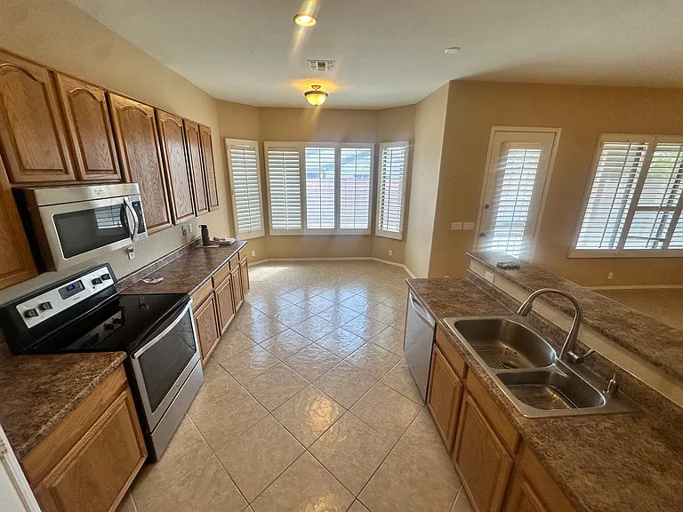 10447 E Florian Ave — Photo 10