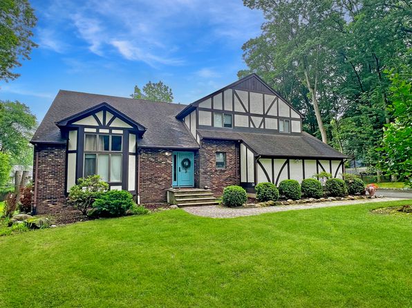 8 Cathy Ct
