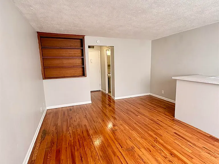 Corona Manor Apartments — Photo 17