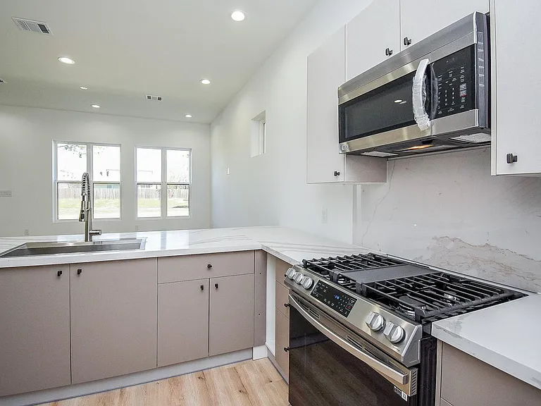 15000 S Richmond Ave #6 — Photo 9