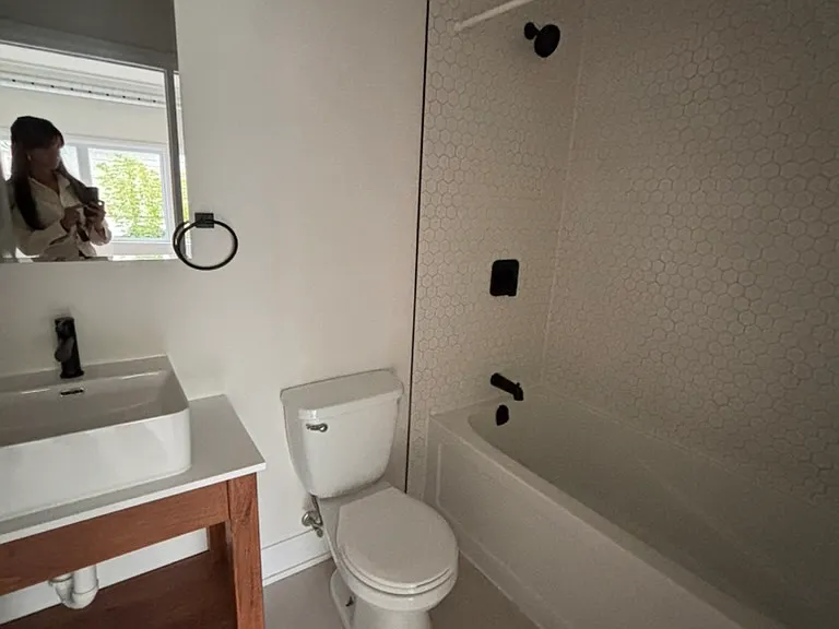 84 Eccles St #4 — Photo 11