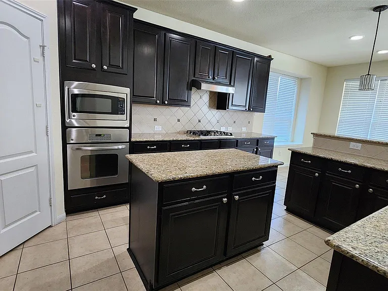 2318 Nashmor Dr — Photo 6