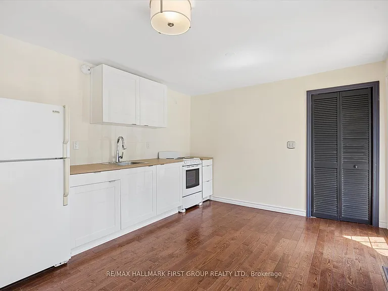 211 Casimir St — Photo 6