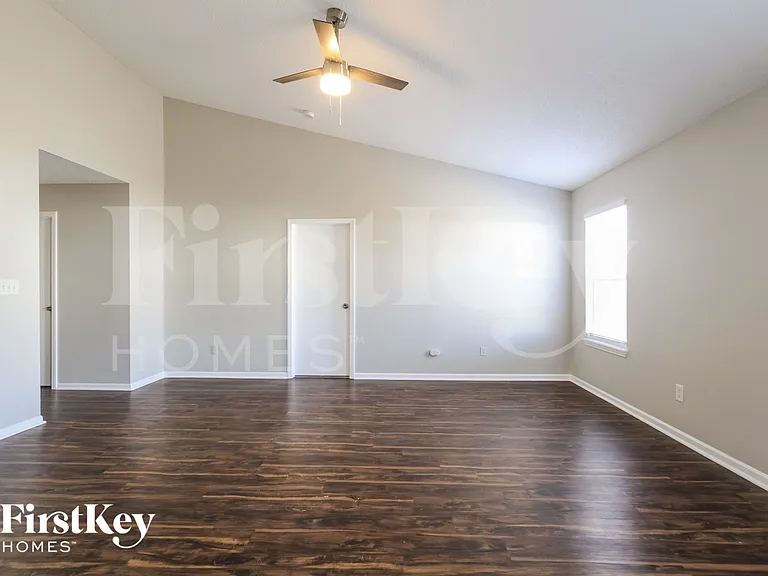 9762 Trail Dr — Photo 4