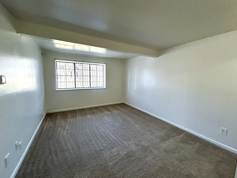 Windsor Place Apartments — Photo 32