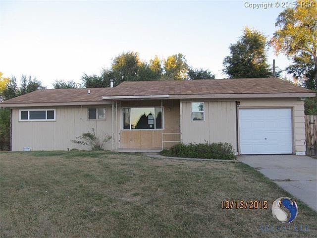 Front of home with large front yard and lawn.