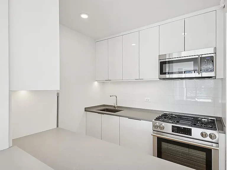 75 W End Ave #P2K — Photo 8
