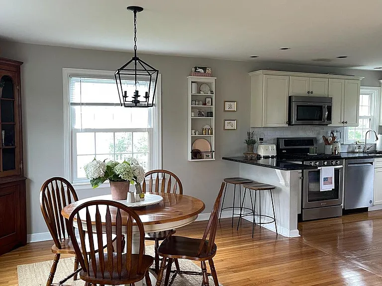 402 Elliger Ave — Photo 8