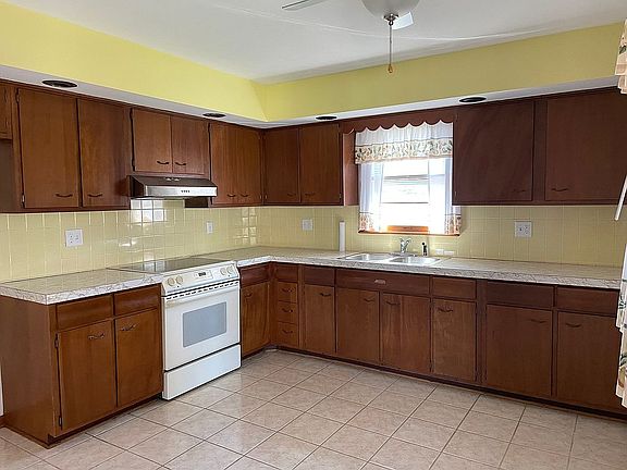 2nd image of 10 Cahill Dr