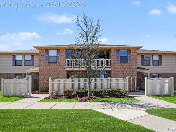 61154 Greenwood Dr, South Lyon, MI 48178