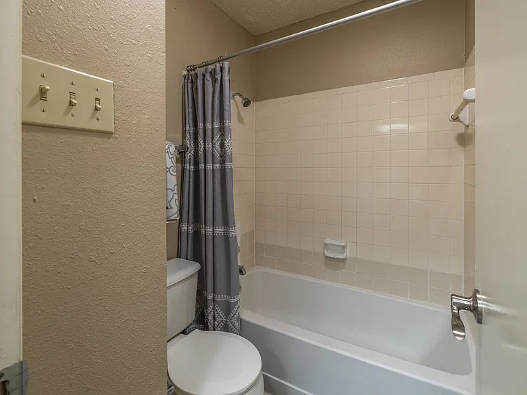 Sutton House Apartments — Photo 51