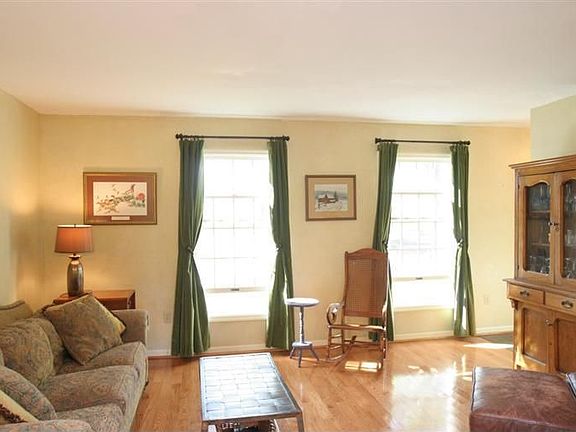 3rd image of 391 King St