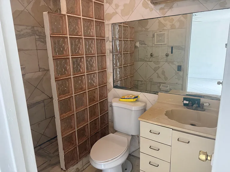 7814 Pembroke Rd — Photo 9