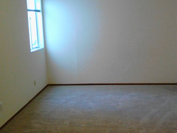 Roomy bedroom w/ walk-in closet