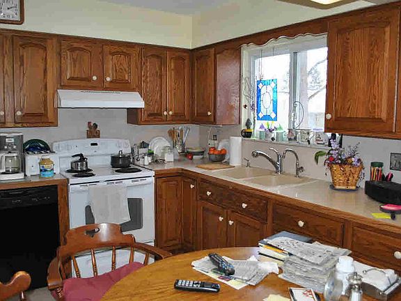 4th image of 8383 Eastwood St