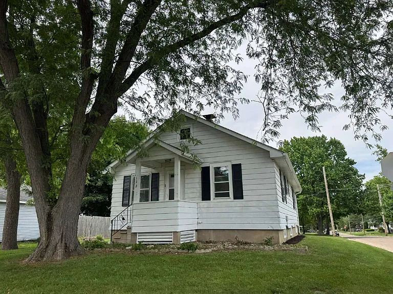 122 Lawndale Ave — Photo 2