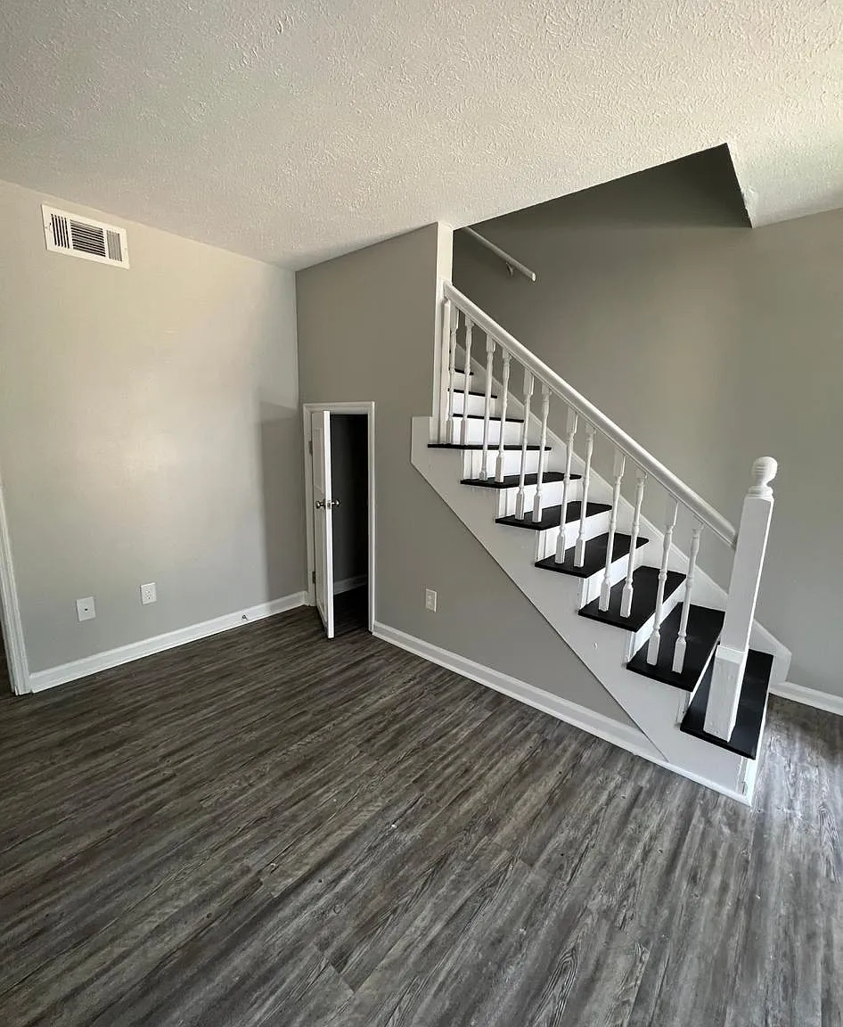 2 bed, 1.5 bath, 1035 sqft, $995 — Photo 3