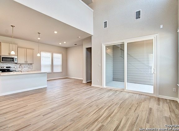4th image of 877 Farmhouse Trail